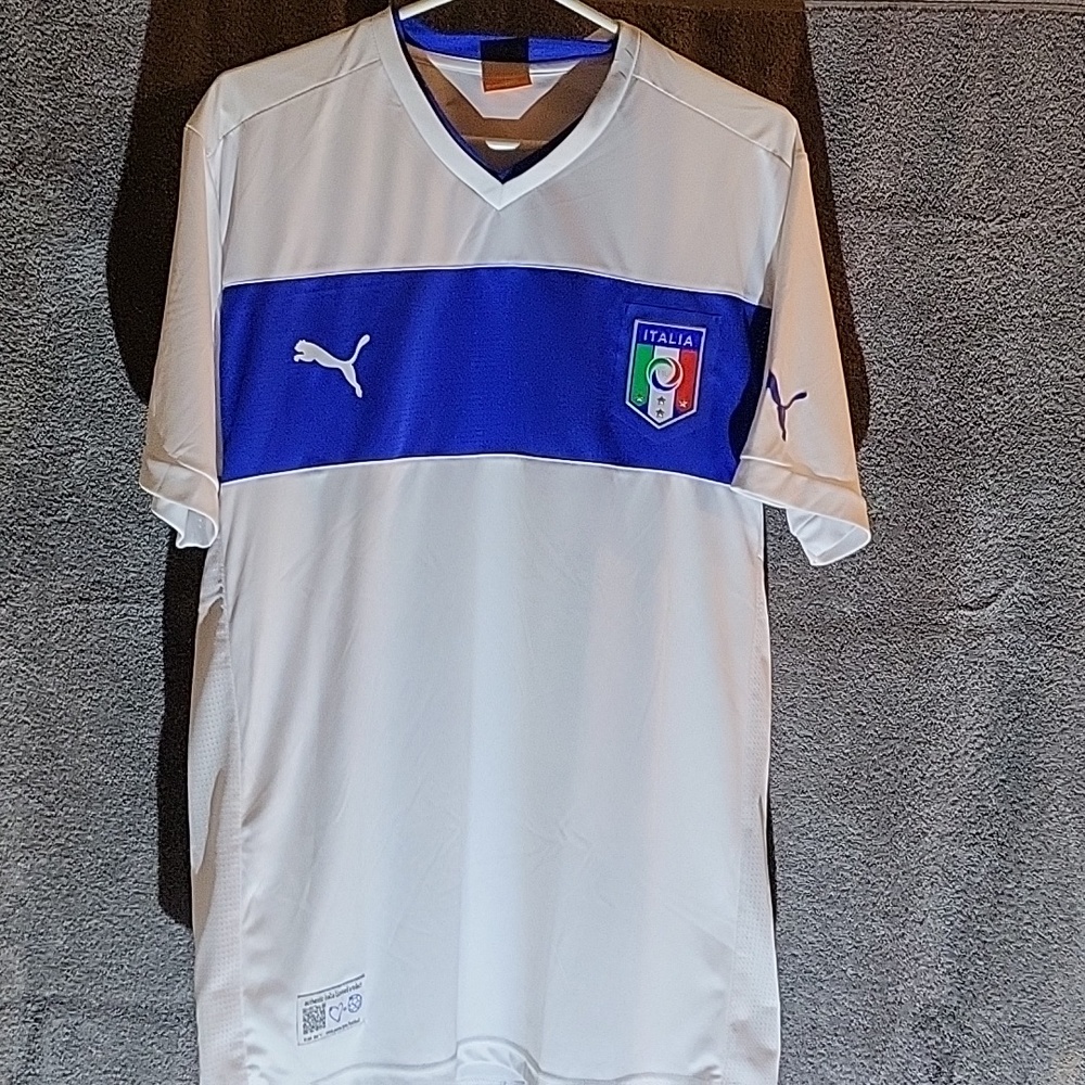 Mens XL Italia Puma jersey.
